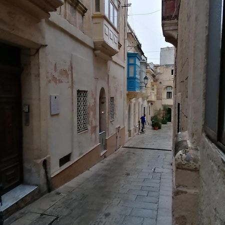 Old Refurbished Apartment In Bormla Cospicua Exterior foto